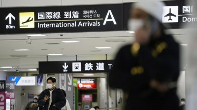 日本宣布从5月8日将新冠肺炎下调传染病级别至第5级，废除现有边境措施。（图取自网络）