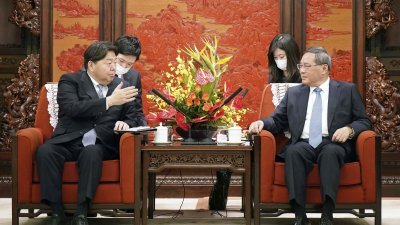 日本外长林芳正在周日会晤中国国务院总理李强。（图取自共同社/路透社）