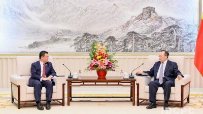 倪可敏（左）在北京与中联部部长刘建超会谈，双方会面气氛融洽热烈。