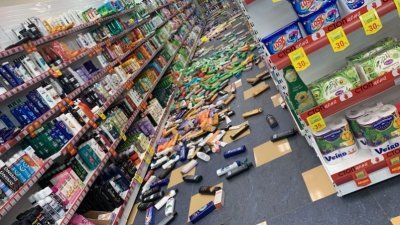 俄罗斯远东海岸周一发生6.9级地震，超市里的东西散落一地，但无人员伤亡或重大损毁。（图取自堪察加媒体Telegram）