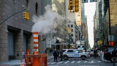 美国纽约警察周一站在特朗普大厦外随时待命。（图取自路透社）