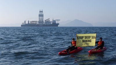 来自纽西兰和墨西哥的绿色和平组织示威者，对加拿大金属公司大力主张海底采矿表示抗议。（路透社档案照）