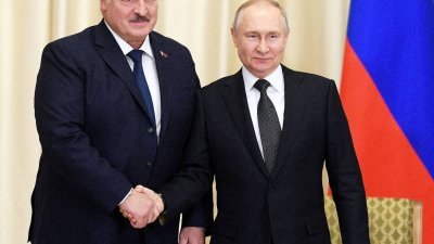 白罗斯总统卢卡申科（左）将于周三前往俄罗斯莫斯科，与俄罗斯总统普京举行2天的会谈。（图取自俄罗斯卫星通讯社/克里姆林宫/路透社）