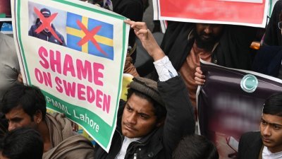 瑞典安全局周二拘留了涉嫌与伊斯兰极端主义组织有国际联系的5名男子。自极右翼活动家帕卢丹1月于瑞典首都斯德哥尔摩焚烧《古兰经》后，穆斯林世界纷纷对瑞典表示不满，瑞典加入北约的申请也因此受影响。（图取自法新社）