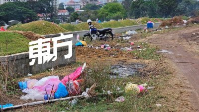 民众在扫完墓后，就将塑料垃圾丢弃在义山内，随处可见塑料垃圾。