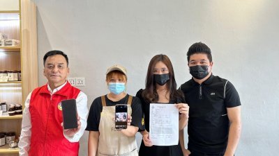 王松富（左起）陪同2名餐厅女员工郭家宝、陈依婷及业者黄涌峰，展示被送餐员砸饮料的视频画面及报案纸。