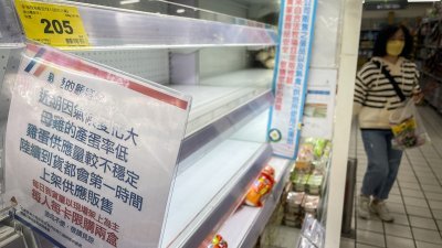 台湾当局3月至今已进口550万颗鸡蛋并限制每人购买量，但台北超市仍出现鸡蛋售罄情况。（图取自中央社）