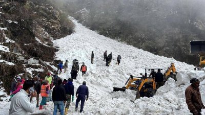 印度东北部锡金邦周二发生大雪崩，救援人员正在寻找幸存者。（图取自印度国防部/路透社）