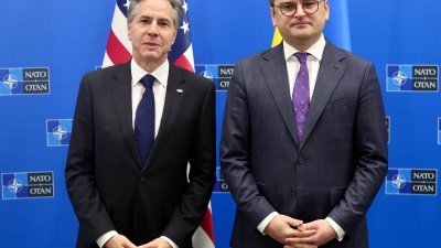 美国国务卿布林肯（左）当地时间周二在比利时布鲁塞尔出席北约外长会议时，与乌克兰外长库列巴会面。（图取自路透社）