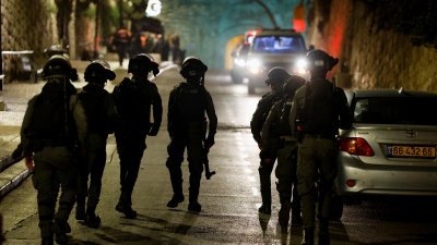 以色列边防警察周三凌晨在首都耶路撒冷阿克萨清真寺大院附近巡逻。（图取自路透社）