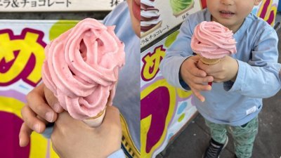 日本4岁男童从上店员手中拿到外观不太美丽的冰淇淋，却向开心道谢：“它看起来好像一朵花喔！”（图取自推特）
