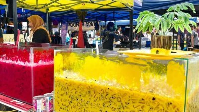 玻州亚娄斋戒月市集一名小贩使用长方形大鱼缸盛装饮料，其创意售卖饮料的手法在网上疯传。