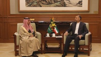 沙地外长阿卜杜拉希扬（左）与伊朗外长费萨尔周四在中国首都北京会晤。（图取自路透社）