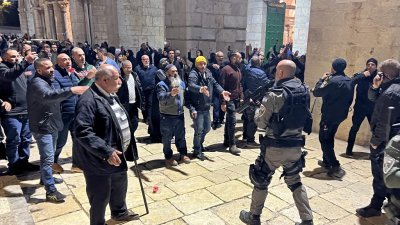 4月5日（周三）凌晨，穆斯林斋月期间，巴勒斯坦人在耶路撒冷的阿克萨清真寺大院内与以色列安全部队对峙。身穿防暴装备的以色列警察在黎明前冲进清真寺的祈祷厅，目的是驱逐“违法青年和蒙面煽动者”，指这些人在晚间祈祷后将自己封锁在里面。（图取自法新社）