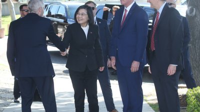 台湾总统蔡英文（前左2）于美西时间周三上午前往美国加州里根图书馆，美国众议院议长麦卡锡（前右2）在门口欢迎蔡英文抵达。（图取自中央社）