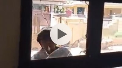 流传视频显示一名男子擅闯事主民宅后砸碎玻璃。（视频截图）
