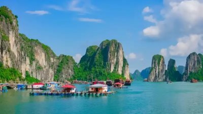 越南下龙湾是越南最著名的风景区，名列联合国教科文组织世界遗产。（图取自网络）