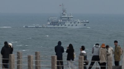 中国军舰周六在台海演习时，驶过最靠近台湾的中国福建省平潭岛。（图取自法新社）