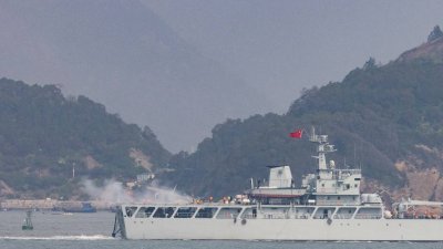 靠近中国沿海地区，由台湾控制的妈祖列岛附近，周六可见一艘中国军舰在中国福州附近进行军事演习时，向一个演习区发射炮弹。（图取自路透社）