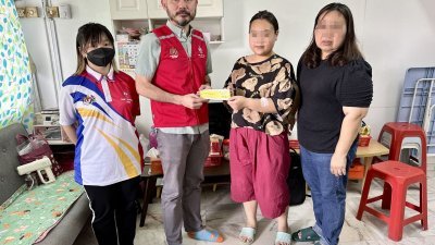 林立迎（左2）和助理张凯荇（左），移交议员拨款予19岁洗肾女病人（右2）和她的单亲母亲（右2）。