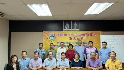 沙巴华文独立中学董事会联合总会新届理事会，与拿督杨菊明（坐者左4）合摄。