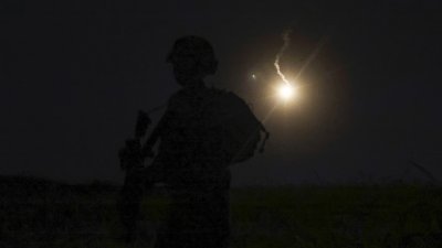 以军周日凌晨发射照明弹寻找从叙利亚射向戈兰高地的火箭弹，发射的照明弹在天空中勾勒出一名以色列士兵的轮廓。（图取自法新社）