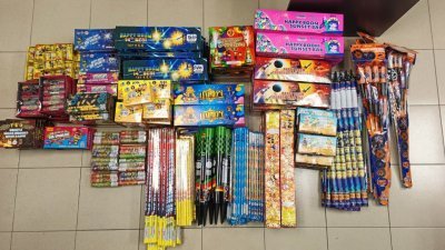 峇警方充公了价值4000令吉的烟花爆竹。