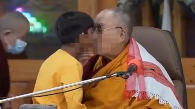 87岁的西藏精神领袖达赖喇嘛，在一段影片中要求小男孩“吸我的舌头”后，于周一发布官方声明，向该名小男孩与他的家人致歉。（图取自推特用户@TheHeraldPostUS）