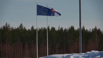 随著芬兰于4月4日正式成为北约成员国，在俄罗斯和芬兰边境，可见芬兰和欧盟飘扬的旗帜。（图取自路透社）