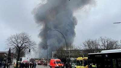 德国汉堡罗滕堡当地时间周日凌晨发生大火，现场巨大烟雾蔓延。（图取自路透社）