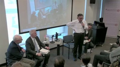 台湾民众党主席柯文哲（站立者）当地时间周一出席纽约哥伦比亚大学东亚研究所活动，与哥大教授内森（左1）、克里斯滕森（左2）对话，畅谈个人政治主张。（图取自网络直播画面/中央社）