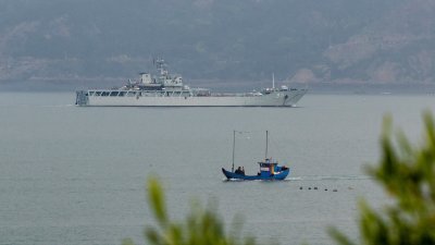 参加军演的中国舷号971登陆舰，周二仍在台湾马祖群岛对面的福建省福州市附近海域活动。（图取自路透社）