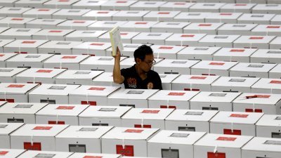印尼2019年选举前夕，工作人员在雅加达一个仓库为大选做最后准备。（路透社档案照）