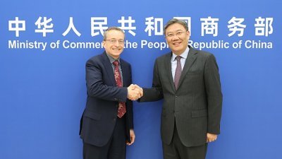 中国商务部长王文涛（右）周二会见英特尔首席执行员基辛格，双方交流了中美经贸关系等多个议题。（图取自中国商务部新闻办）