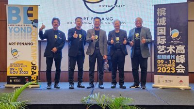 杨顺兴（中）偕同黄基明（左起）、庄学腾、李忠利及邱武林，为2023槟城国际艺术高峰会，主持推介礼。