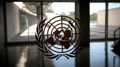 联合国位于美国纽约的总部内，一扇印有联合国标志的窗户。（图取自路透社）