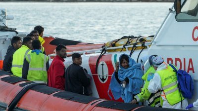 在地中海中部夺命海难中幸存获救的移民，在西西里岛波扎洛港口等待下船。（图取自路透社）