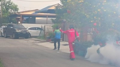 卫生局和威省市政厅人员喷射灭蚊雾，以灭杀蚊子。