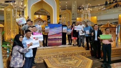 杨顺兴（中）为“槟城阿拉伯语旅游手册”主持启用礼。