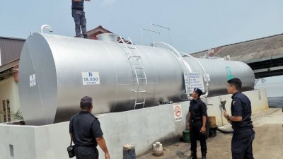 曼绒贸消局执法人员在曼绒渔村的建筑场所内，发现5个油槽，内装疑是津贴柴油的液体，而业者并未持合法文件以零售柴油。