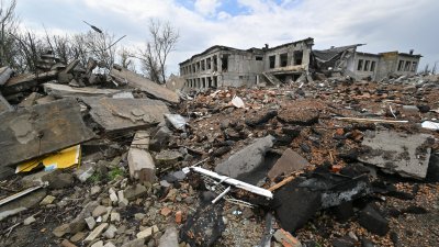 图为乌克兰南部尼古拉耶夫地区的一座村庄，一所学校近期被炮击摧毁。（图取自法新社）