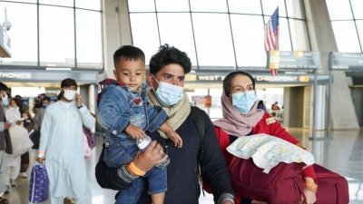 图为2021年8月26日，阿富汗难民抵达美国弗吉尼亚州杜勒斯的杜勒斯国际机场。（路透社档案照）
