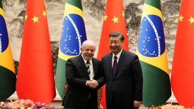 中国国家主席习近平（右）和巴西总统卢拉周五在北京人民大会堂举行会谈，会后见证两国约20项合作协议的签署仪式。（图取自路透社）