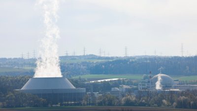 即将被关闭的埃姆斯兰核反应堆冷却塔，周六仍冒出白色的蒸汽。（图取自路透社）