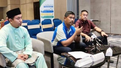 诺利山（中）表示，SWM将会在来临开斋节期间展开特别行动，处理马六甲89个热点垃圾集中区。