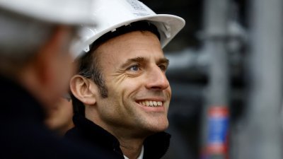 法国总统马克龙周五戴著工作头盔，参观4年前在火灾中受损的巴黎圣母院的修复现场。（图取自路透社）
