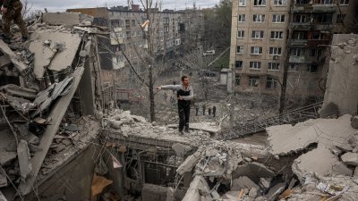 乌克兰斯洛维安斯克当地时间周五遭俄罗斯袭击后的现状。（图取自法新社）
