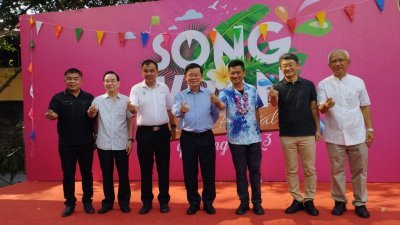 2023年槟州泰国泼水节庆典，左起王益辉、陈坤海、孙意志、曹观友、拉斯查达、川口伊靖、安努萨。