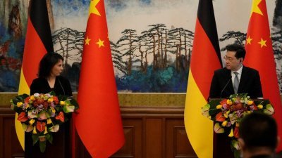 德国外交部长贝尔伯克（左）与中国国务委员兼外交部长秦刚，于周五共同主持第6轮中德外交与安全战略对话。（图取自路透社）