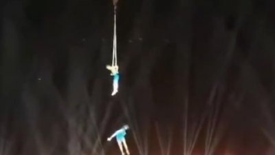 中国安徽宿州埇桥区蒿沟镇在周六的一处演出现场，一名表演高空杂技的女演员在升空过程中突然坠落到舞台，经抢救后证实身亡。（图取自网络）